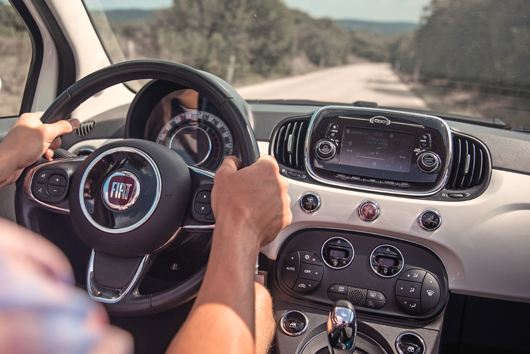 In guida con l'auto a noleggio. Interno di un veicolo. Veicolo disponibile.