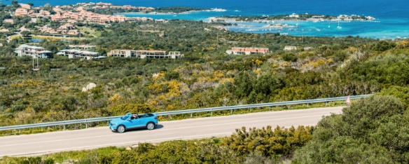 Voiture cabriolet sur une route côtière en Sardaigne